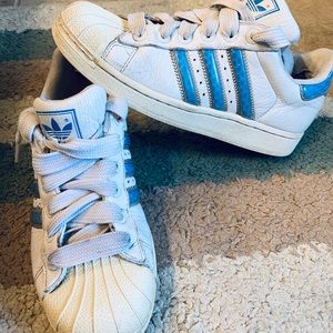 Adidas classic tennis shoes US 7